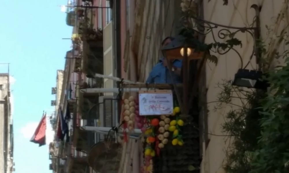 Συγκινητικές στιγμές στη Νάπολι με τον κόσμο να τραγουδάει στα μπαλκόνια
